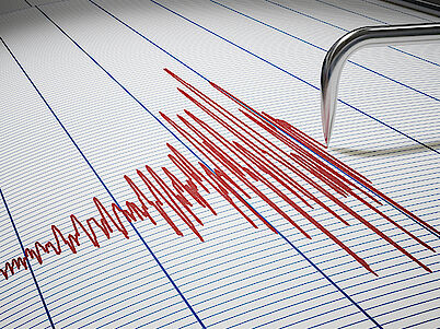 Online monitoring of induced earthquakes for the fields of geothermal power, crude oil and gas, and mining