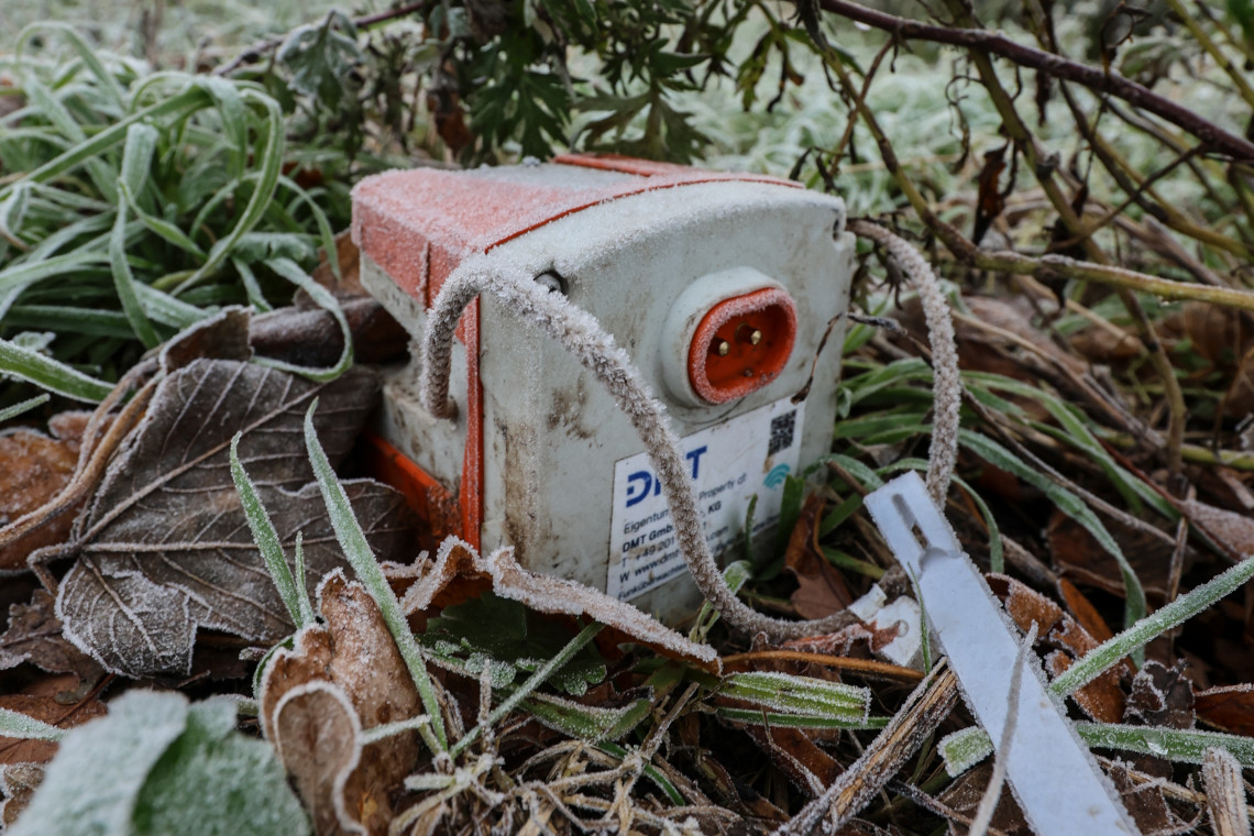 Geophone for recording seismic data